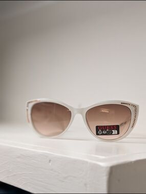 GUESS White Cat-Eye Sunglasses with Brown Gradient Lenses and Crystal Accents